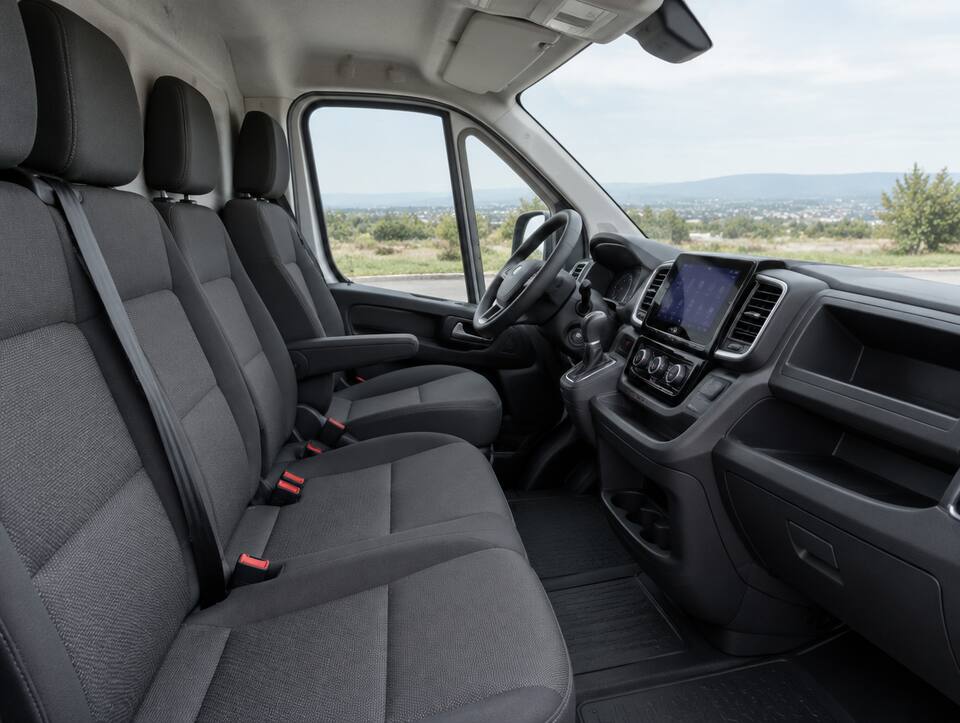 Fahrerkabine mit drei Sitzen und Automat